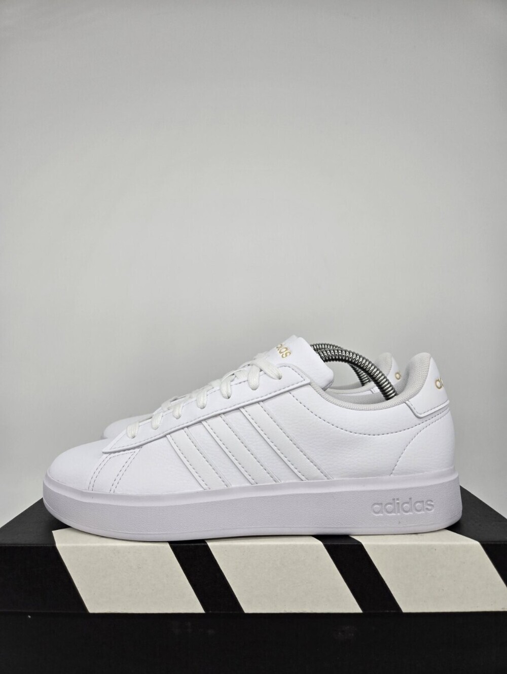 adidas Women's Grand Court 2.0 GW9213 Cloud White Gold Metallic Shoes Size 7.5